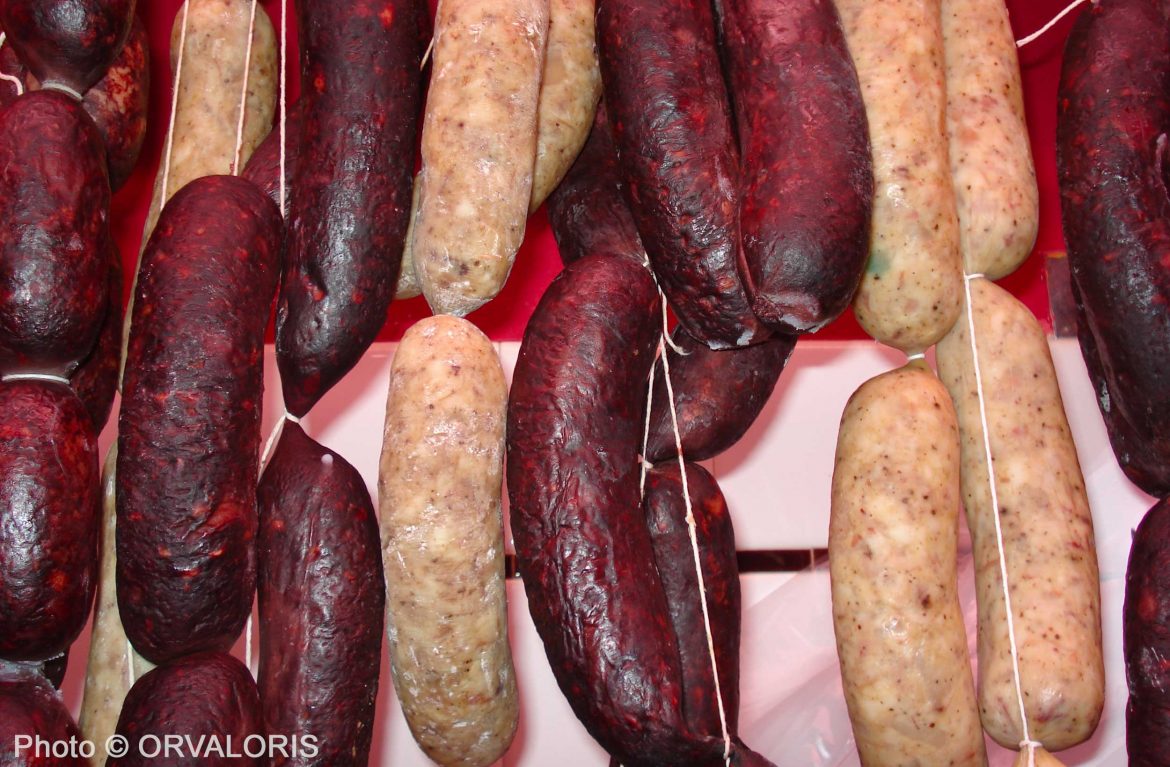 boudincatalan Nombreux boudins catalan noirs et blancs en séchage publié dans le Malin Gourmand